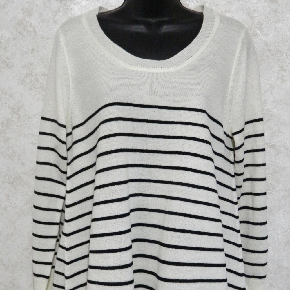 LLove Ladies Pull Over Sweater Sz M/L White Black